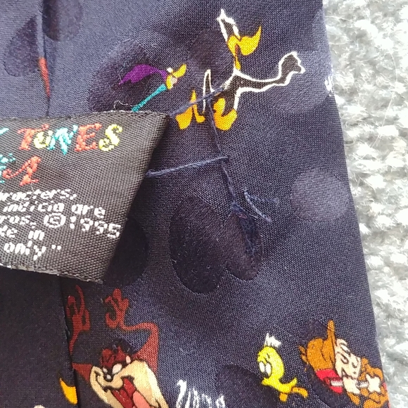 Looney Tunes Mania Tie - Picture 5 of 6